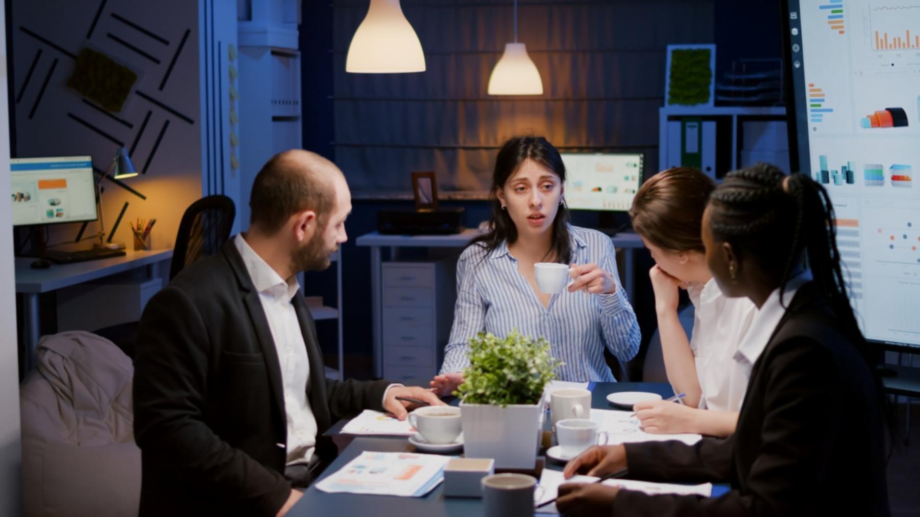 Profesionales analizando datos financieros en una sesión de trabajo colaborativo
