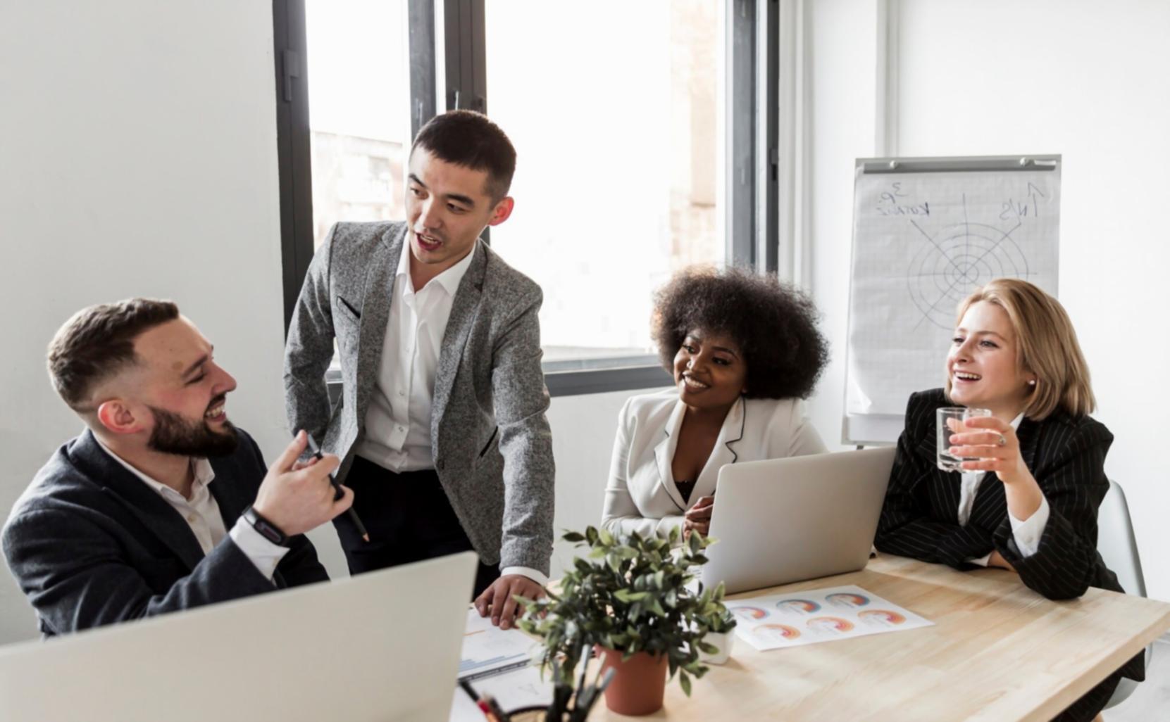 Oficina moderna de welixorentlo con espacios de trabajo colaborativos para consultoría financiera
